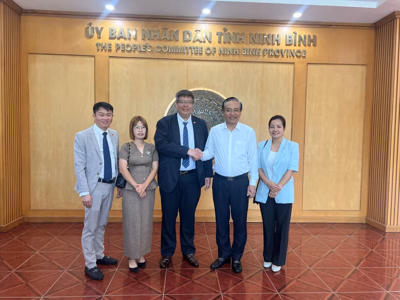 dai-dien-lanh-dao-hiep-hoi-vkbia-cam-ket-voi-lanh-dao-ubnd-tinh-ninh-binh-ve-tang-cuong-hop-tac-voi-han-quoc.jpg