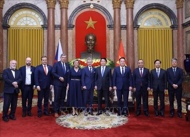 Le président Luong Cuong, le président du Sénat tchèque Milos Vystrcil et les délégués. Photo: VNA
