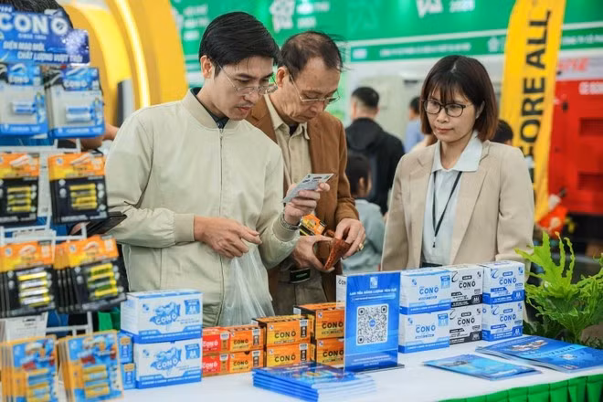 Plus de 100 accords et protocoles d’entente sont déjà signés dans le cadre de la Foire d’Automne 2025. Photo: VNA