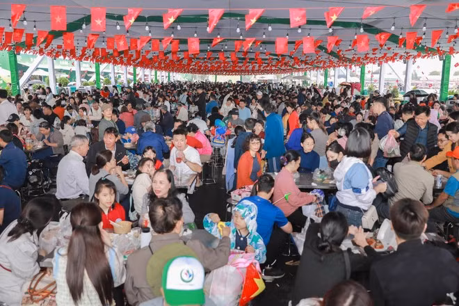 La zone "Un tour du Vietnam” attire de nombreux visiteurs avec plus de 150 spécialités culinaires des trois régions du pays. Photo : VNA