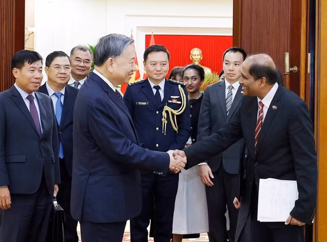 Le secrétaire général du Parti Tô Lâm (gquche) et l’ambassadeur de Singapour, Jaya Ratnam. Photo. VNA