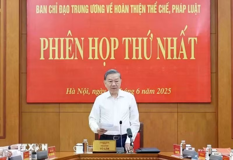 Le secrétaire général du Parti To Lam s’exprime lors de la réunion du comité central de pilotage pour le perfectionnement des institutions et des lois, à Hanoi, le 5 juin. Photo : VNA.