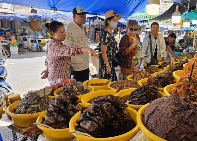 Les différentes sortes de sauces de poisson fermentées comptent parmi les produits très appréciés des visiteurs du marché de Tinh Bien. (Photo : Nhat Minh)