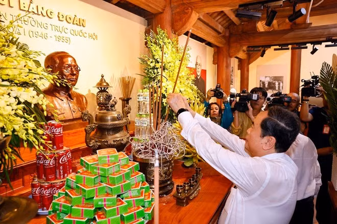 Le président de l’Assemblée nationale, Trân Thanh Mân, allume des bâtonnets d'encens en hommage de Bui Bang Doan. Photo : VNA.