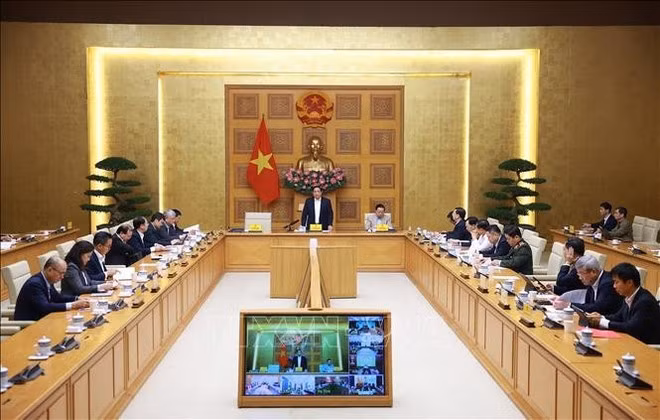 Lors de la réunion sur la « Campagne Quang Trung », une opération éclair visant la reconstruction des habitations dévastées par les récentes catastrophes naturelles. Photo : VNA.