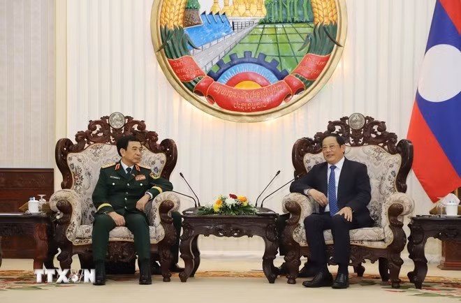 Le général Phan Van Giang, ministre de la Défense et Premier ministre lao Sonexay Siphandone (droite). Photo: VNA