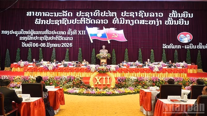 Vue générale de la séance d’ouverture du XIIe Congrès national des délégués du Parti révolutionnaire populaire lao. Photo: nhandan.vn