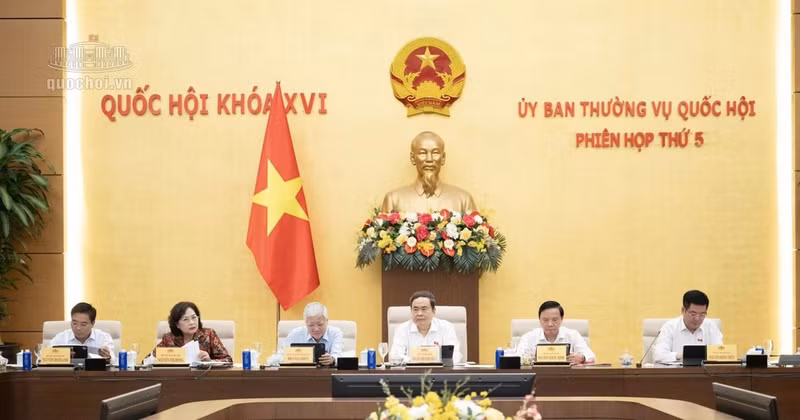 Le président de l'Assemblée nationale, Tran Thanh Man (au milieu), lors de la réunion. Photo : quochoi.vn