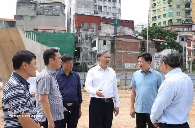 Le secrétaire général du Parti et président de la République, To Lam, sur le chantier du tronçon Hoang Cau - Voi Phuc de la rocade 1. Photo : VNA. 