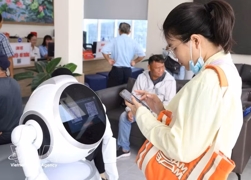 Un robot administratif facilite les démarches administratives à Hô Chi Minh-Ville. Photo : VNA