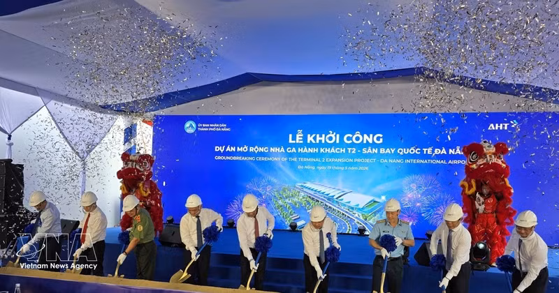 Les travaux d'agrandissement du terminal international des passagers (Terminal T2) de l'aéroport international de Da Nang ont débuté le 19 mai, pour un investissement total avoisinant les 1.500 milliards de dongs (près de 57 millions de dollars américains). Photo : VNA.