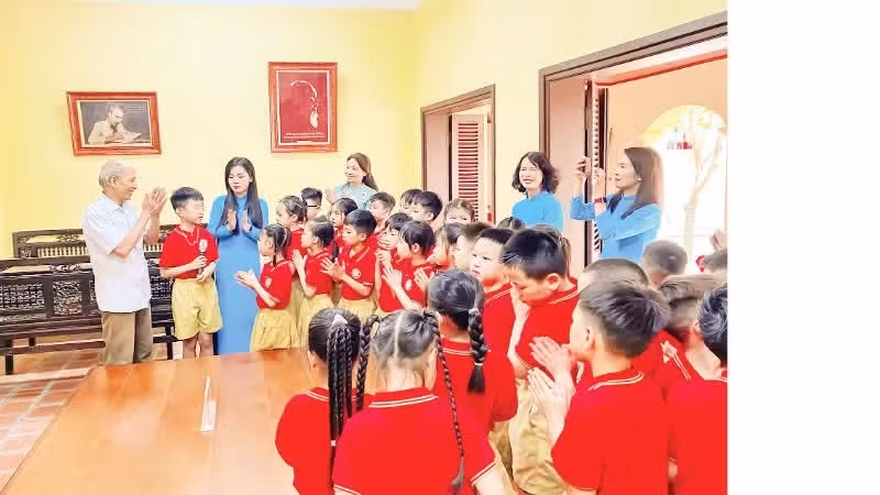 Cong Ngoc Dung a raconté des anecdotes sur le Président Hô Chi Minh aux enseignantes et aux élèves de l’école primaire de Phu Thuong, lors d’un cours d’histoire locale organisé au site historique de la maison de Mme Nguyen Thi An.