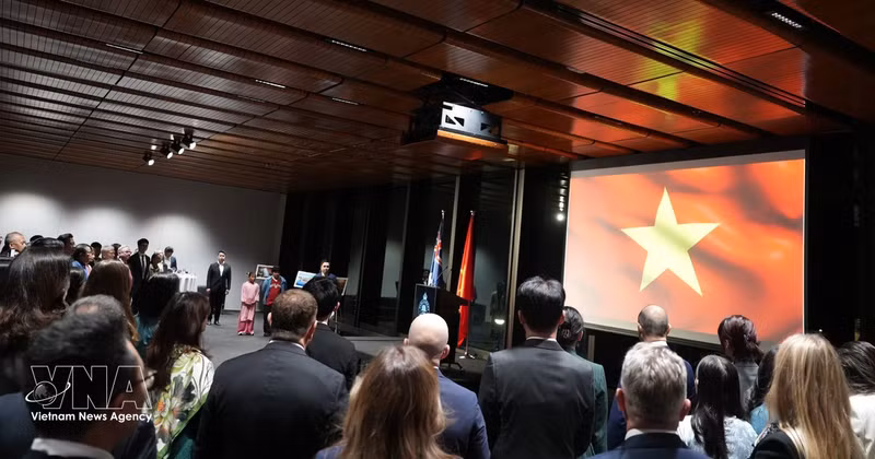Cérémonie de salut au drapeau dans une atmosphère solennelle. Photo : VNA