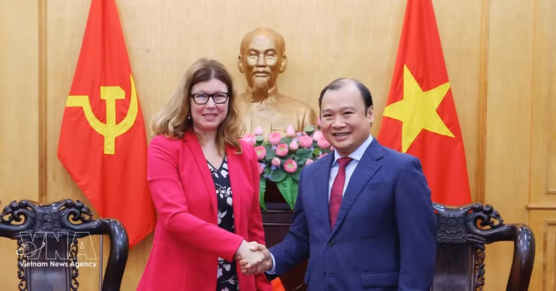 Le professeur associé, docteur Le Hai Binh, vice-président permanent de l’Académie nationale de politique Hô Chi Minh, et Pauline Tamesis, coordinatrice résidente des Nations unies au Vietnam. Photo: VNA