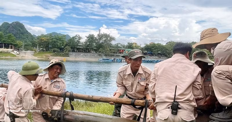 L'équipe de déminage de l’organisation britannique MAG a neutralisé sans incident une bombe découverte dans la commune de Phong Nha, province de Quang Tri. Photo : VNA.
