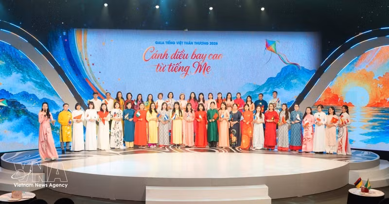 Les enseignants vietnamiens à l’étranger posent pour une photo avec les « Ambassadeurs de la langue vietnamienne à l’étranger » 2026. Photo : VNA.