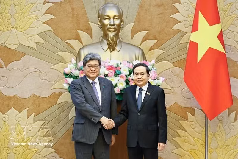 Le président de l’Assemblée nationale du Vietnam, Tran Thanh Man (à droite), serre la main du secrétaire général par intérim du Parti libéral-démocrate, Hagiuda Koichi, à Hanoi, le 22 juillet. Photo : VNA