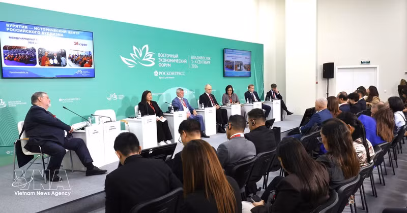 Table ronde intitulée « Connectivité eurasienne : défis et orientations pour promouvoir la coopération », organisée le 2 septembre par le ministère russe des Affaires étrangères dans le cadre de la 11e édition du Forum économique oriental: Photo : VNA.