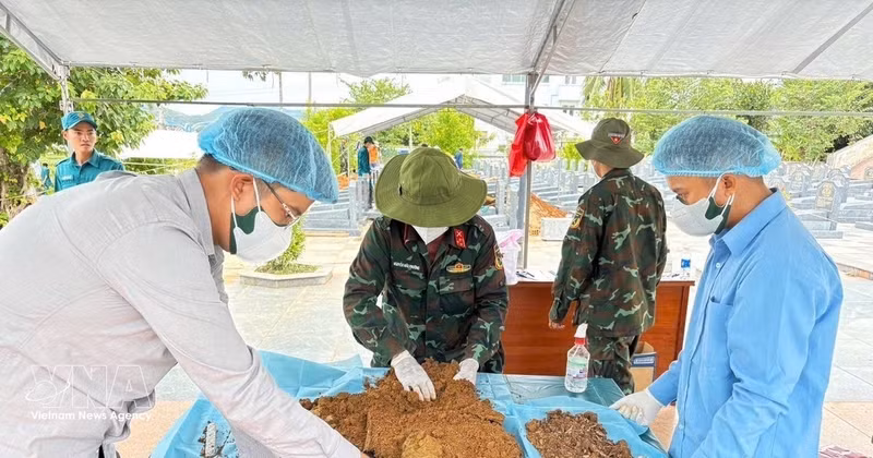 Des cadres et soldats participent à la recherche, à l’exhumation et à l’identification des restes des soldats morts pour la Patrie dans le cadre de la campagne. Photo : VNA.