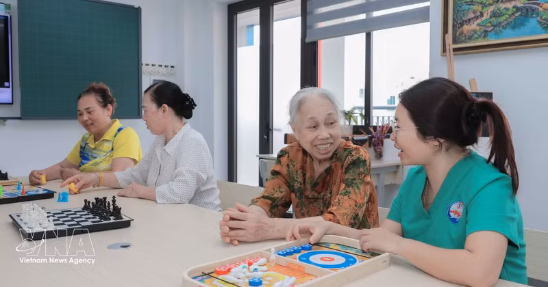 Projet pilote de soins de jour dans un établissement d'hébergement pour personnes âgées dépendantes dans le quartier Long Bien, à Hanoï. Photo : VNA