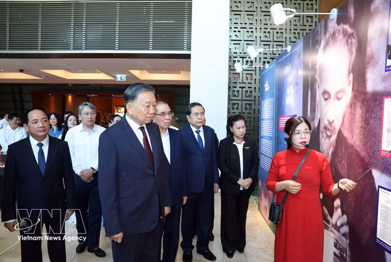 Le secrétaire général du Parti et président de la République, To Lam, accompagné d’autres dirigeants et d’anciens dirigeants du Parti et de l’État, visite l'exposition. Photo : VNA.