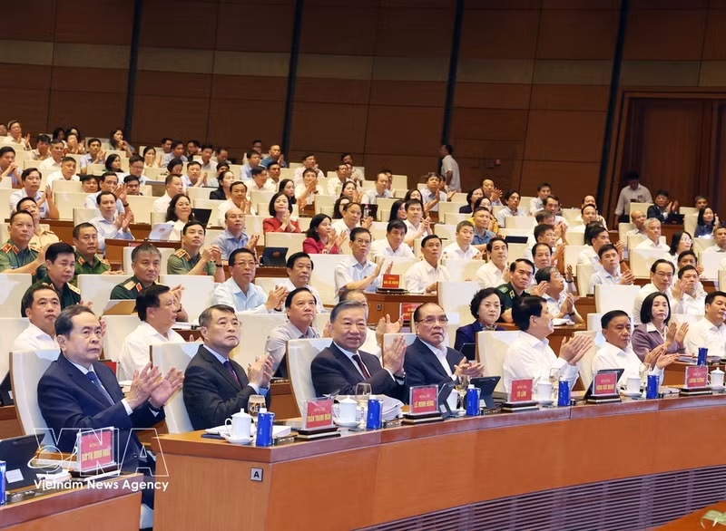 Premier ligne de gauche à droite: le président de l’Assemblée nationale, Tran Thanh Man (1er), le Premier ministre Le Minh Hung (2e) et le secrétaire général du Parti et président de la République, To Lam (3e) à la conférence. Photo: VNA