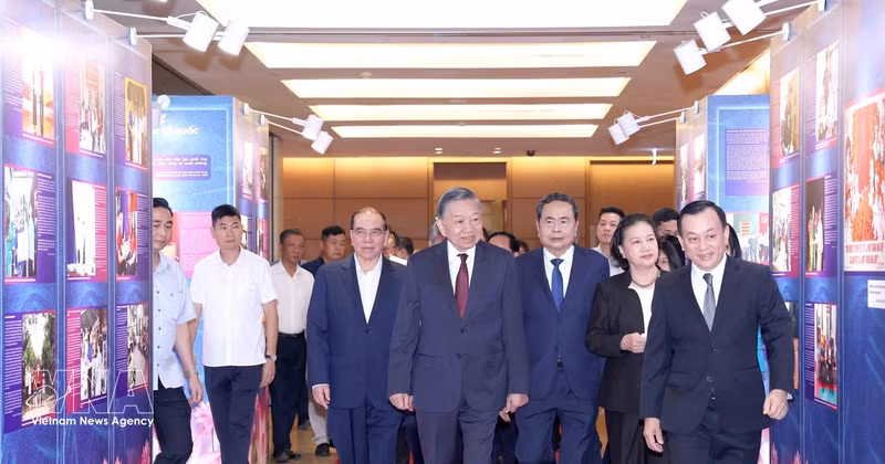 Le secrétaire général du Parti et président de la République, To Lam, accompagné d’autres dirigeants et d’anciens dirigeants du Parti et de l’État, visite une exposition intitulée « Des exemples simples mais nobles ». Photo : VNA.