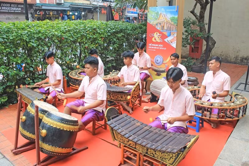 Une représentation de musique pentatonique khmère lors du Programme de présentation et d’exposition du patrimoine culturel immatériel associé au développement du tourisme dans les régions des minorités ethniques et montagneuses en 2025. Photo : nhandan.vn