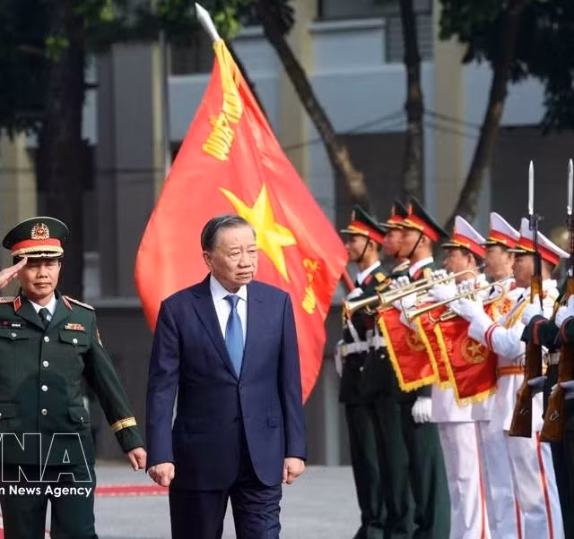 Le secrétaire général et président To Lam, secrétaire de la Commission militaire centrale, passe en revue la garde d'honneur lors de la cérémonie commémorative. Photo : VNA.