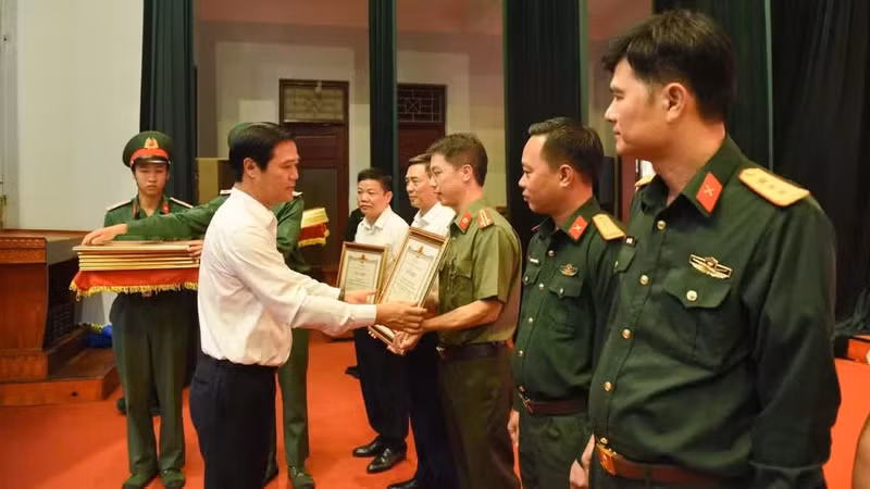 Le vice-président du Comité populaire de la ville de Bac Ninh, Le Xuan Loi, également chef du comité directeur municipal chargé de la recherche, du regroupement et de l’identification des restes des Héros morts pour la Patrie, remet des certificats de mérite du président du Comité populaire municipal à des collectifs ayant obtenu des résultats remarquables. (Photo : TT)