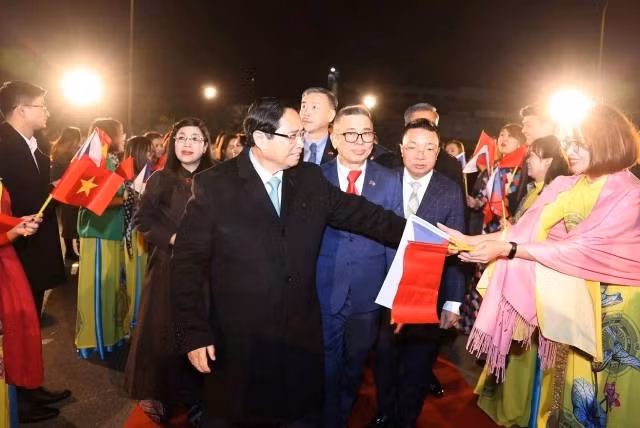 La communauté vietnamienne en République tchèque ainsi que les cadres et employés de l’Ambassade du Vietnam ont accueilli le Premier ministre Pham Minh Chinh et son épouse lors de leur visite officielle en République tchèque en janvier 2025. Photo : Ambassade du Vietnam en République tchèque 