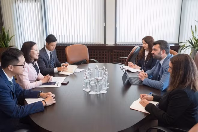 Lors de la séance de travail entre l’ambassadrice du Vietnam en Bulgarie, Nguyên Thi Minh Nguyêt et le ministre bulgare des Affaires étrangères, Georg Georgiev à Sofia. Photo : VNA