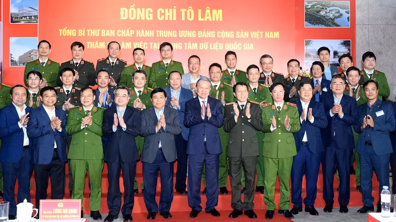 Le secrétaire général To Lam et les délégués lors de la séance de travail avec le Centre national de données. Photo: nhandan.vn