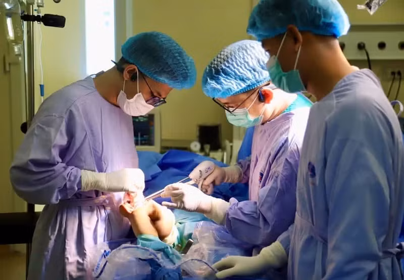 L’équipe chirurgicale de l’Hôpital K lors de l’intervention. Photo : nhandan.vn