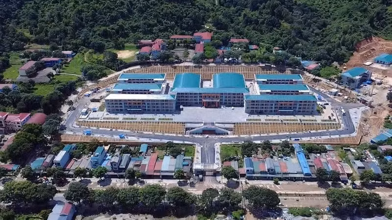 Vue d’ensemble de l’internat polyvalent de Phong Tho, pratiquement achevé après près de huit mois de travaux ininterrompus et prêt à être inauguré.