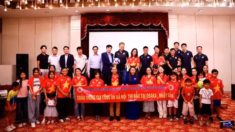 Des représentants du consulat général du Vietnam à Osaka, de l’Association des Vietnamiens de la région du Kansai et du Club de police de Hanoï, ainsi que de nombreux supporters, lors de la rencontre. (Photo : Consulat général du Vietnam à Osaka)