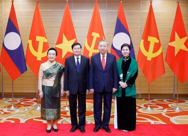 Le secrétaire général du PPRL et président du Laos et son épouse en visite d’État au Vietnam