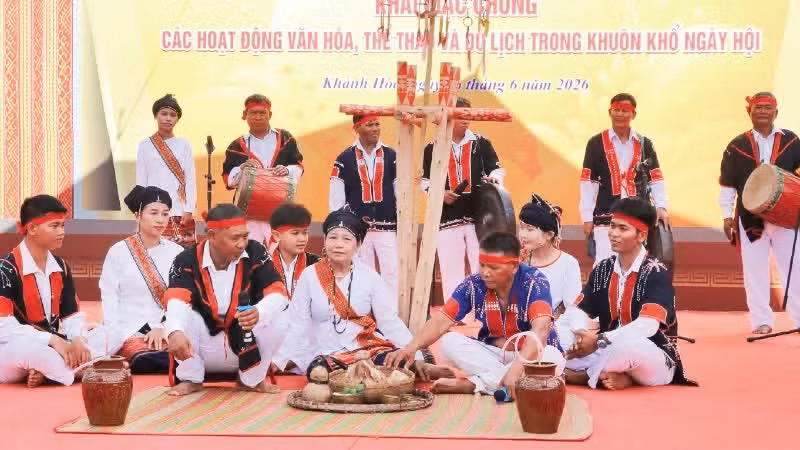 Reconstitution d’un rituel traditionnel lors d’une fête culturelle cham. Photo: nhandan.vn