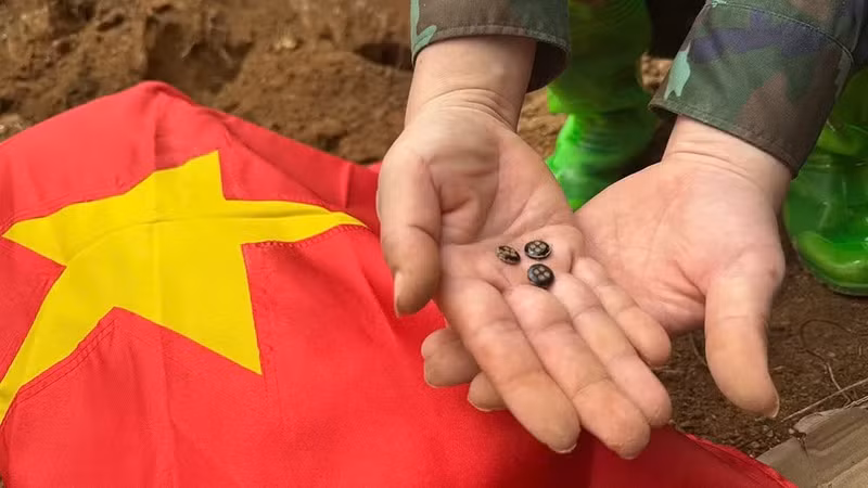 Plusieurs objets ont été découverts, dont trois boutons d’uniforme militaire. (Photo : THUY DUONG)