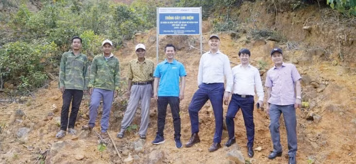 L’ambassadeur du Royaume des Pays-Bas au Vietnam, Kees van Baar (troisième à partir de la droite), en visite dans une forêt communautaire au hameau de Chenh Venh, province de Quang Tri. (Photo : Journal de Quang Tri)