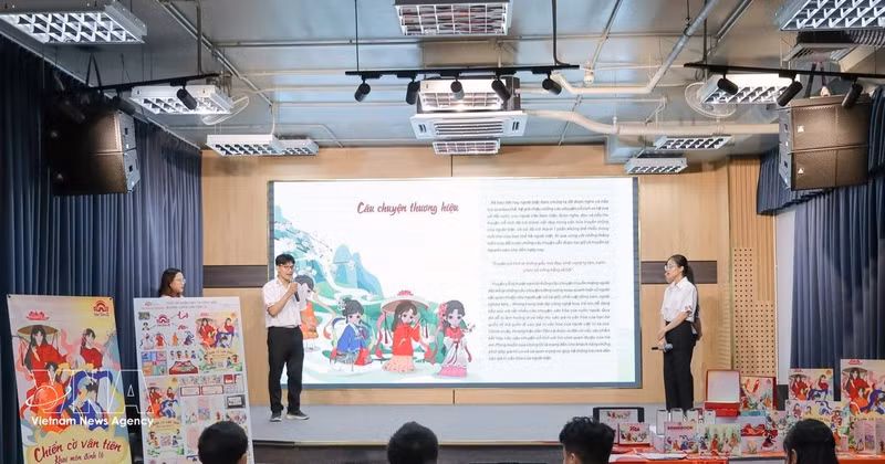 Des élèves de l’École inter-niveaux FPT de Ha Nam mettent en pratique leurs leçons en appliquant directement des logiciels de technologies numériques. Photo : VNA.