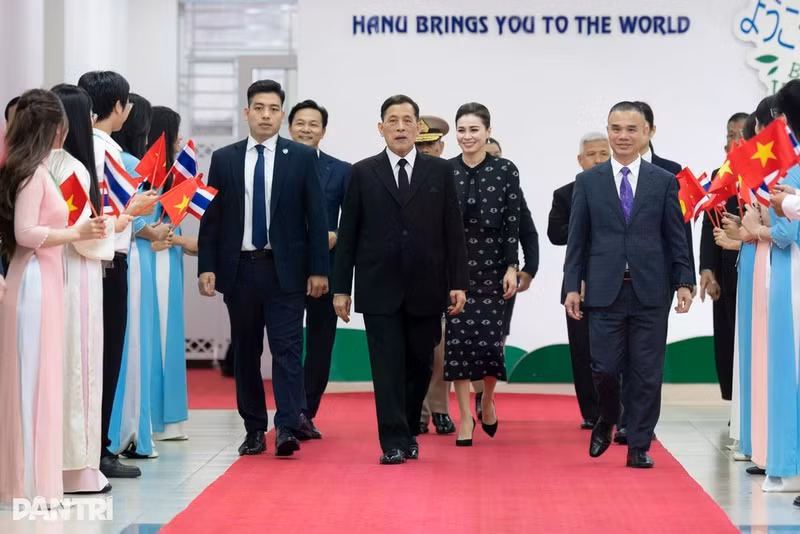 Le Roi de Thaïlande Maha Vajiralongkorn Phra Vajiraklaochaoyuhua et la Reine Suthida Bajrasudhabimalalakshana visitent le Centre de langue et de culture thaïlandaises de l’Université de Hanoï. Photo : Dantri.vn