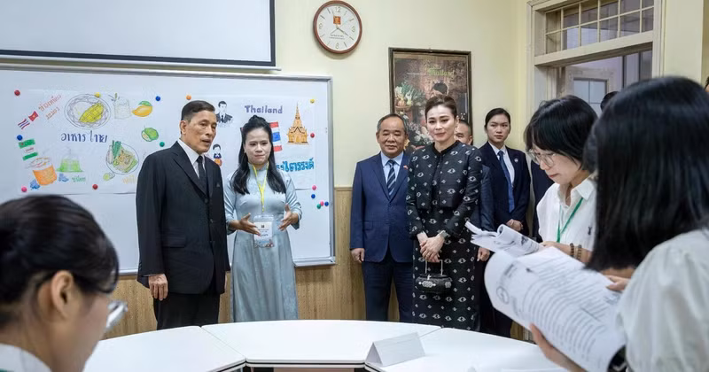 Le Roi et la Reine de Thaïlande visitent une classe de langue thaïe. Photo : dantri.vn