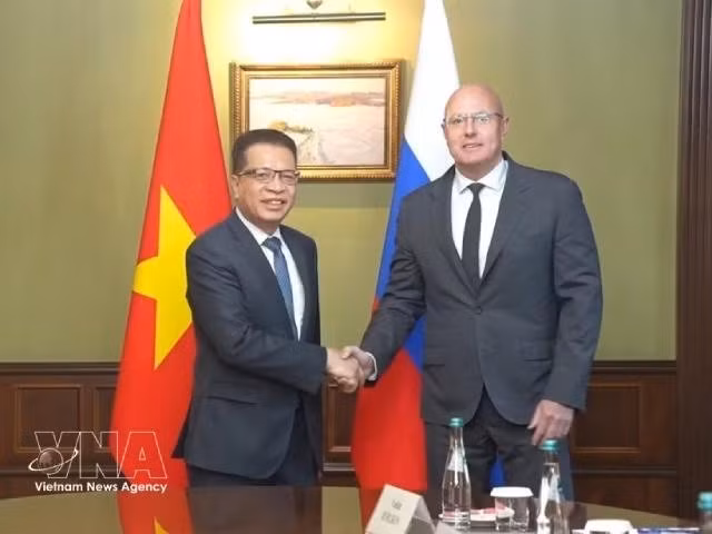 Le vice-Premier ministre russe Dmitri Tchernychenko (à droite) serre la main de l’ambassadeur du Vietnam en Russie, Dang Minh Khôi, le 26 août. Photo: VNA