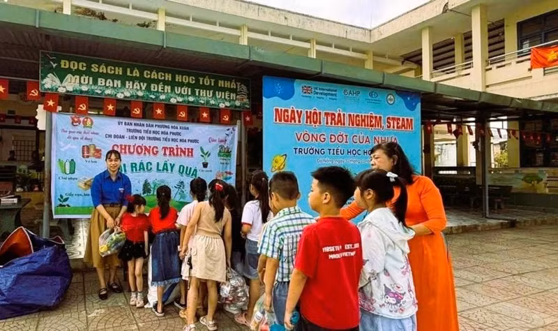 Programme « Échanger des déchets contre des cadeaux » à l’école primaire Hoa Phuoc, à Da Nang . Photo : VOV.