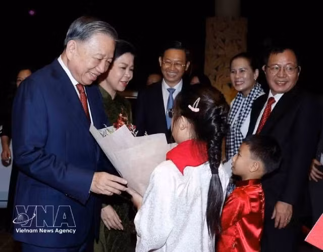 Les représentants et le personnel de l'ambassade ainsi que la communauté vietnamienne de Singapour accueillent le secrétaire général et président To Lam et son épouse. Photo : VNA.