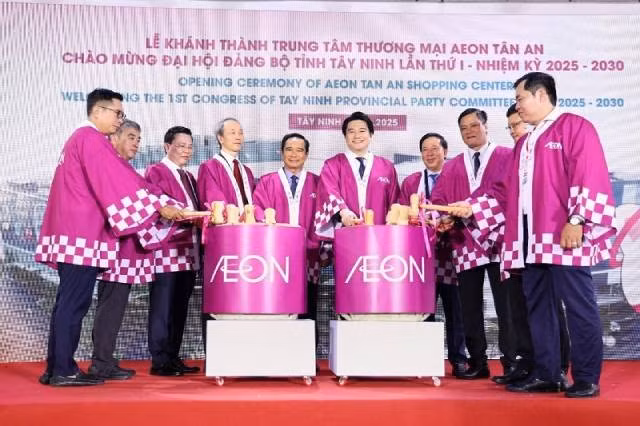 Les représentants de la direction de Ho Chi Minh-Ville, de la province de Tay Ninh, du Consulat général du Japon à Ho Chi Minh-Ville, d’AEON Vietnam et des partenaires ont procédé à la cérémonie d’inauguration du centre commercial AEON Tan An. Photo : baodautu.vn