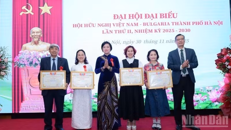 La vice-présidente permanente de l’Union des organisations d’amitié de la ville de Hanoï, Tran Thi Phuong, a remis des certificats de mérite aux individus et collectifs ayant apporté des contributions exceptionnelles au cours du dernier mandat. Photo : nhandan.vn