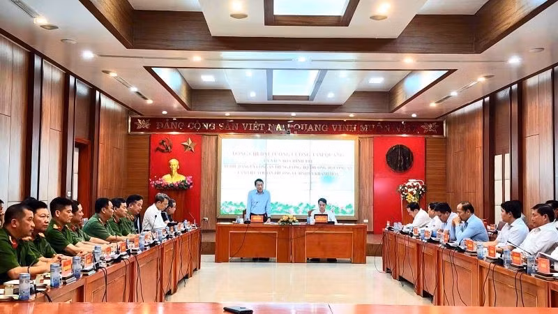 La vue d’ensemble de la séance de travail entre le ministère de la Sécurité publique et le Comité permanent du Comité provincial de Khanh Hoa. Photo : nhandan.vn