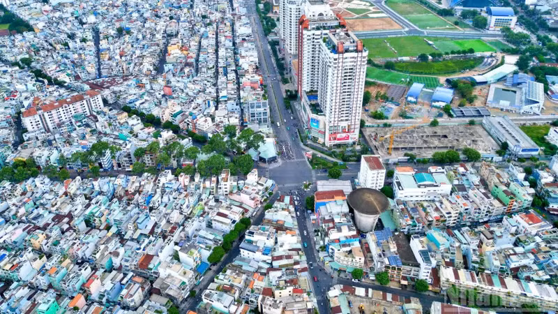 Hô Chi Minh-Ville prévoit ainsi d'aménager sept ponts routiers en acier à des carrefours fréquemment congestionnés, notamment dans le centre-ville.